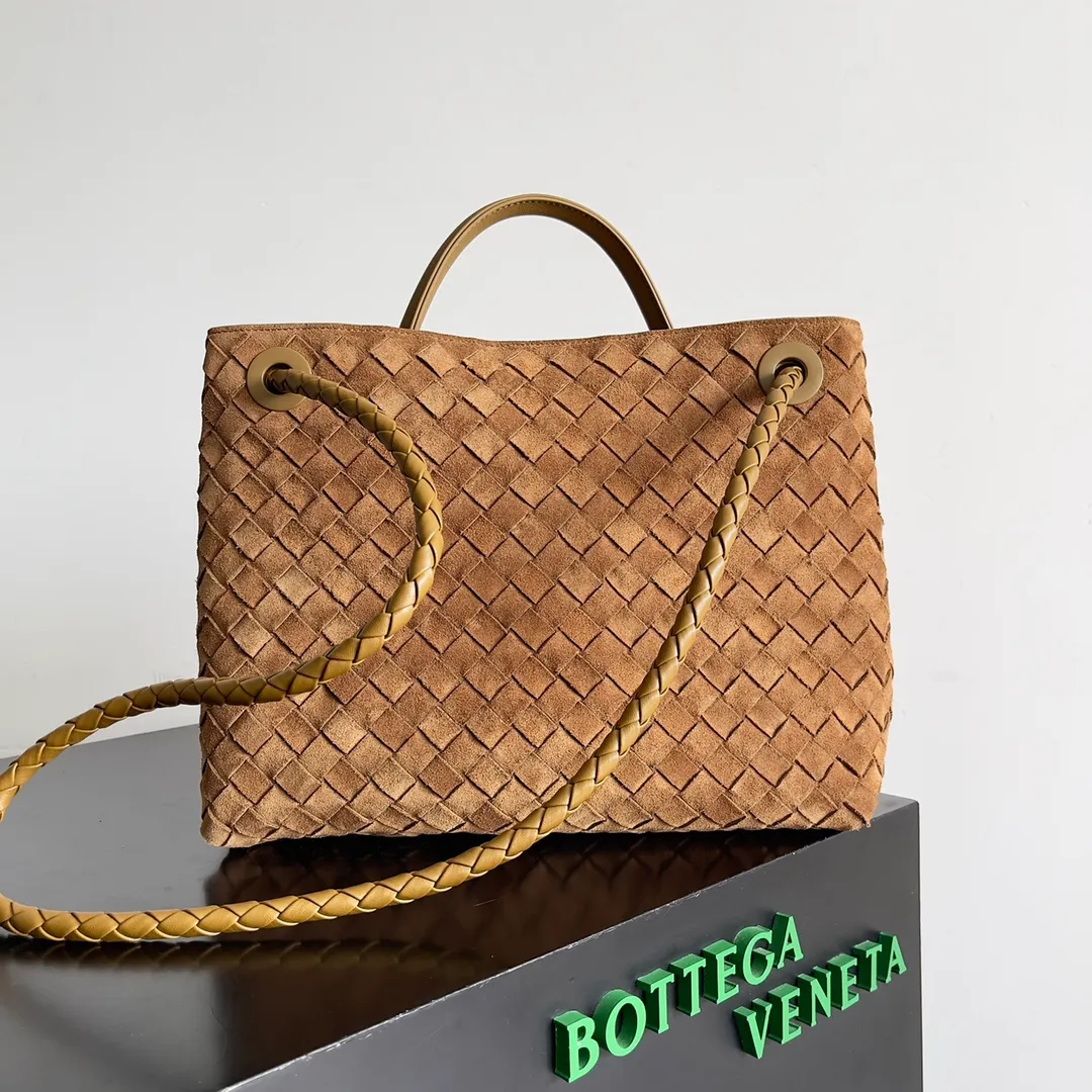 The 2023 new Andiamo batch of 2360 BV has been shipped‼ ️Really popular🔥The new Andiamo woven handbag launched by Bottega Veneta this season is really popular all over the world! ! Celebrities at home and abroad have worn it, and Oscar-winning actress Michelle Yeoh has taken it out on the street. Song Jia, Trai Yara, Yu Feihong, Sanji Ayaka, Rosie Hunting-Whiteley, Yoshioka Riho, etc. have all picked up this bag. It is classic and versatile, showing off its temperament, and the bag capacity is also large, which is very convenient for daily commuting! ! A variety of carrying methods, the shoulder straps can be adjusted by yourself, the original lambskin feels soft and delicate, and the unisex style breaks the gender boundaries and brings a more practical and long-lasting use experience. Andiamo, which has both elegant and casual styles, perfectly interprets the true appearance of "fashionable old money style". Style number: 743572 Size: 32*24*12
